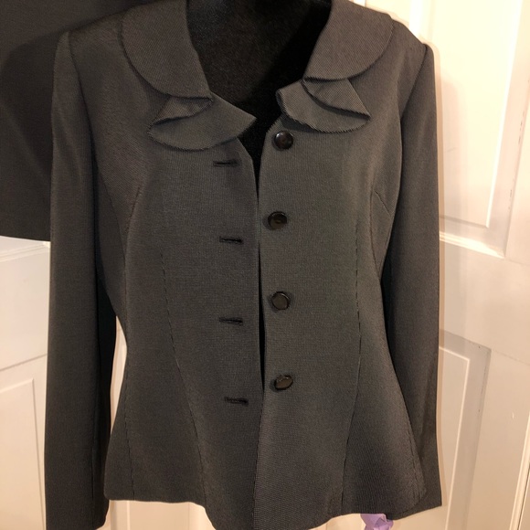 TAHARI. Arthur S. Levine  Two Piece Suit - Picture 4 of 8